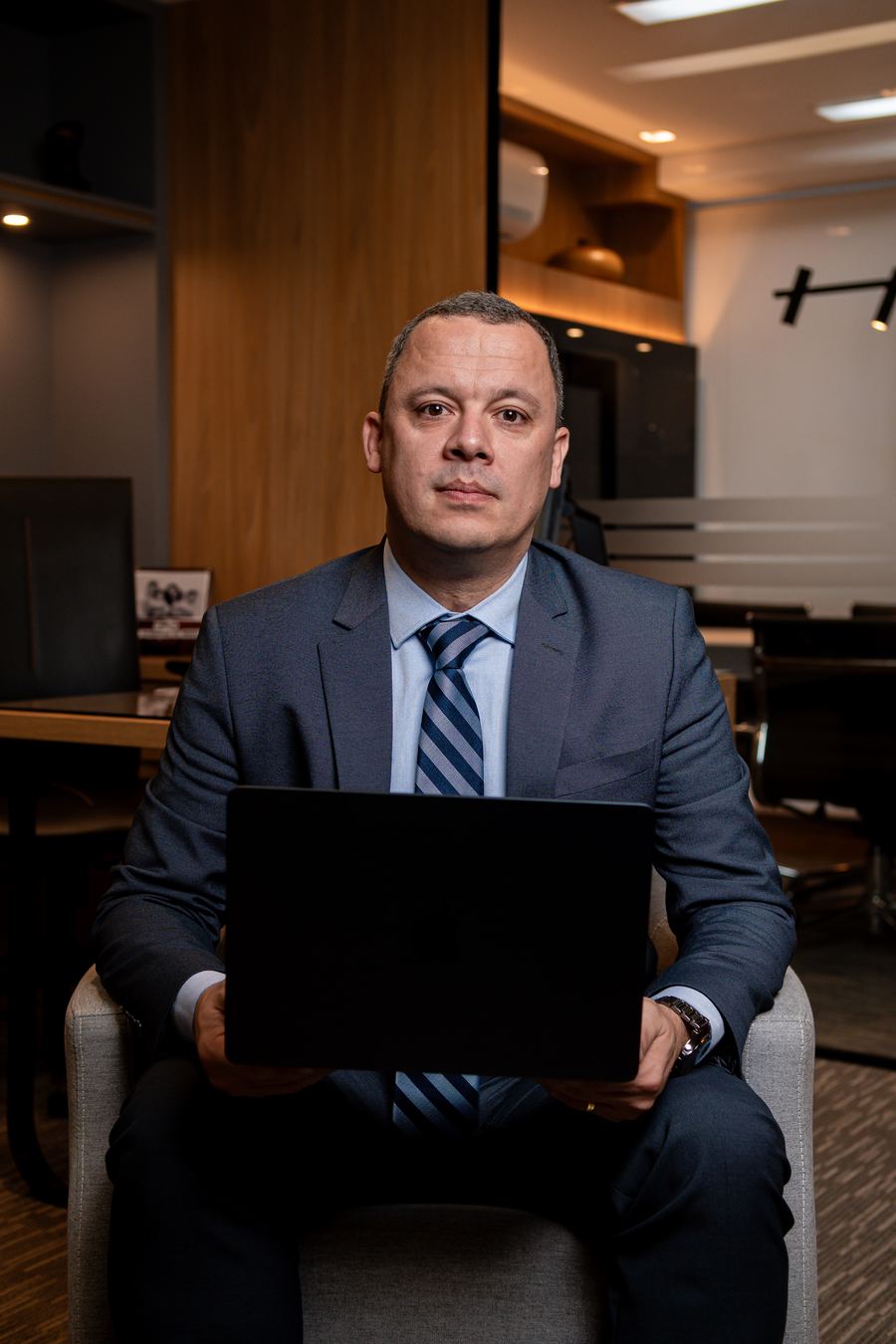 Ivandro Noronha de Freitas sentado, com um notebook aberto